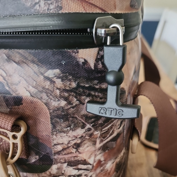 RTIC Brand Camouflage Cooler Bag - Picture 3 of 5